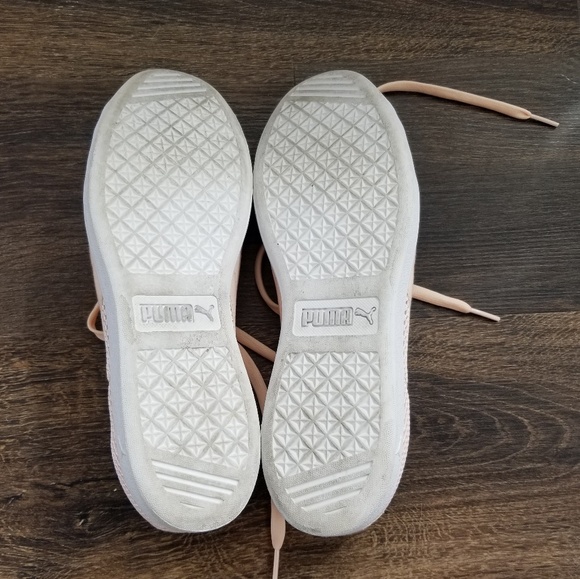 EUC Sz 11 Shell Pink Pumas with Gold Accents - Picture 4 of 5